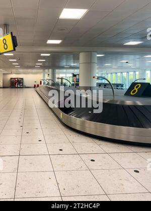 Gatwick, Surrey, England, Großbritannien. 02.10. 2023. Ankunftsterminal des Flughafens Gatwick: Leere Gepäckkarussells und keine Passagiere. Stockfoto