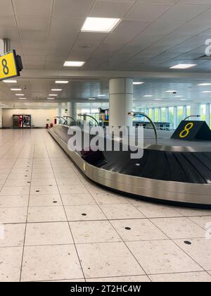 Gatwick, Surrey, England, Großbritannien. 02.10. 2023. Ankunftsterminal des Flughafens Gatwick: Leere Gepäckausgabe Karussells und keine Passagiere. Stockfoto