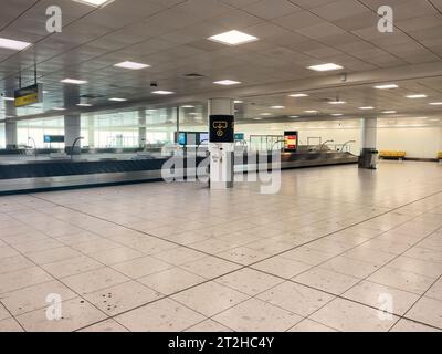 Gatwick, Surrey, England, Großbritannien. 02.10. 2023. Ankunftsterminal des Flughafens Gatwick: Leere Gepäckkarussells und keine Passagiere. Stockfoto