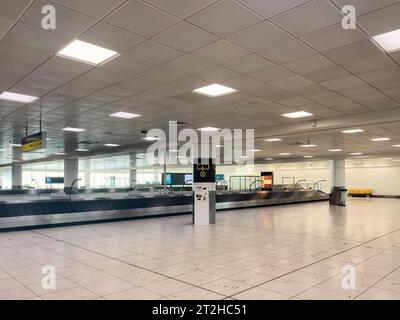 Gatwick, Surrey, England, Großbritannien. 02.10. 2023. Ankunftsterminal des Flughafens Gatwick: Leere Gepäckkarussells und keine Passagiere. Stockfoto