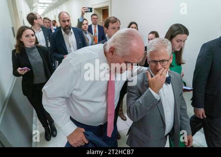 Washington, Usa. Oktober 2023. Der Sprecher Pro Tempore Rep. Patrick McHenry, R-NC, geht mit dem Rep. Tom Cole, R-OK, nach einem Treffen mit Mitgliedern, die gegen den republikanischen Kandidaten für den Sprecher des Repräsentantenhauses, Jim Jordnan, R-OH, gestimmt haben, am Donnerstag im Cannon House Office Building des US Capitol in Washington, DC. Oktober 2023. Foto: Bonnie Cash/UPI Credit: UPI/Alamy Live News Stockfoto