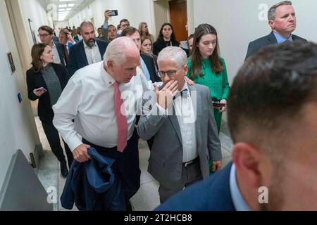 Washington, Usa. Oktober 2023. Der Sprecher Pro Tempore Rep. Patrick McHenry, R-NC, geht mit dem Rep. Tom Cole, R-OK, nach einem Treffen mit Mitgliedern, die gegen den republikanischen Kandidaten für den Sprecher des Repräsentantenhauses, Jim Jordnan, R-OH, gestimmt haben, am Donnerstag im Cannon House Office Building des US Capitol in Washington, DC. Oktober 2023. Foto: Bonnie Cash/UPI Credit: UPI/Alamy Live News Stockfoto