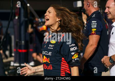 Austin, Usa. Oktober 2023. Schauspielerin Drew Barrymore reagiert auf die Menge in der Boxengasse beim Formel-1-Grand-Prix der USA auf dem Circuit of the Americas in Austin, Texas, am Donnerstag, den 19. Oktober 2023. Foto: Greg Nash/UPI Credit: UPI/Alamy Live News Stockfoto