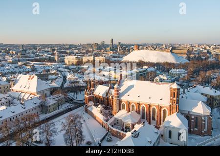 Aus der Vogelperspektive auf St.. Annenkirche und benachbarte Bernardinenkirche, eines der schönsten und wahrscheinlich berühmtesten Gebäude in Vilnius. Schön Stockfoto