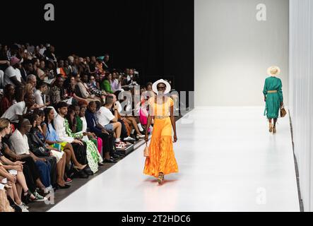 Johannesburg, Südafrika. Oktober 2023. Ein Model präsentiert eine Kreation der Herbst/Winter 2024 Kollektion von Elwen Designs während der South African Fashion Week in Johannesburg, Südafrika, am 19. Oktober 2023. Quelle: Zhang Yudong/Xinhua/Alamy Live News Stockfoto