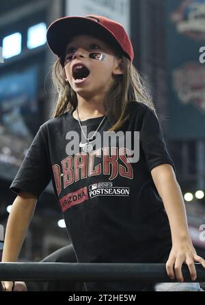 Phoenix, Usa. Oktober 2023. Ein Arizona Diamondbacks Fan jubelt vor dem Start des dritten Spiels der NLCS gegen die Philadelphia Phillies am Donnerstag, den 19. Oktober 2023, im Chase Field in Phoenix. Foto: Rick D'Elia/UPI Credit: UPI/Alamy Live News Stockfoto