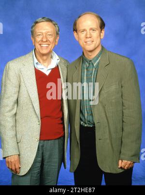 10. Februar 1993, Hollywood, Kalifornien, USA: Die ANDY GRIFFITH Show Reunion wurde im CBS Television Network ausgestrahlt. Die Andy Griffith Show war eine der beliebtesten und erfolgreichsten Serien mit DON KNOTTS ('Barney') und RON HOWARD ('Opie'). (Credit Image: © Keystone USA/ZUMA Press Wire) NUR REDAKTIONELLE VERWENDUNG! Nicht für kommerzielle ZWECKE! Stockfoto