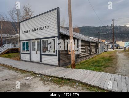 Dawson City, Yukon, Kanada – 5. Oktober 2023: Außenansicht des historischen Holzbaus und der Holzfällerei Lowe’s Mortuary Stockfoto