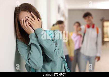 Teenager-Probleme. Einsames Mädchen, das getrennt von anderen Schülern steht Stockfoto