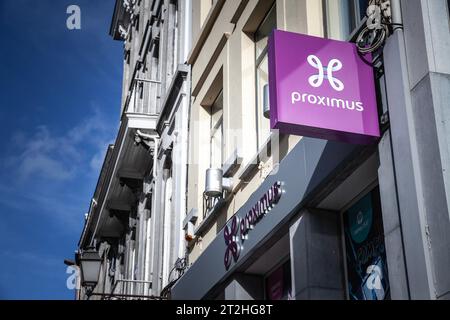 Bild eines Schildes mit dem Logo von Proximus Telecom in ihrem Büro in Lüttich, Belgien. Proximus ist der größte der drei belgischen Mobilfunknetzwerke Stockfoto