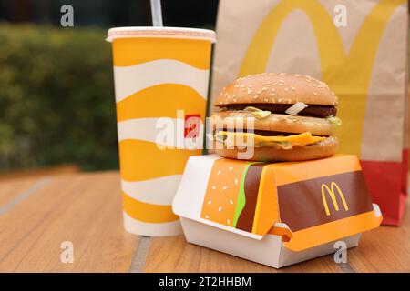 Lemberg, Ukraine - 9. Oktober 2023: McDonald's Menü auf Holztisch im Freien Stockfoto