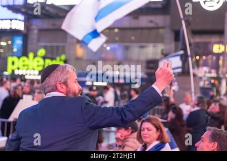 New York, USA, 19. Oktober 2023, am 19. Oktober 2023 versammelten sich Menschen zu einer Kundgebung auf dem Times Square, bei der die Hamas israelische Geiseln freiließ. Familienangehörige der von der Hamas festgenommenen Geiseln schlossen sich Politikern, Mitgliedern der israelischen Gemeinschaft und Unterstützern an, als sie die Freilassung der Männer, Frauen und Kinder forderten, die von der militanten Gruppe während ihres Angriffs am 7. Oktober entführt wurden. Die Veranstaltung, die vom israelisch-amerikanischen Rat (IAC) und anderen jüdischen Gemeindeorganisationen organisiert wurde, projizierte auch die Gesichter der Geiseln auf 15 Werbetafeln und zeigte Hologramme der h Stockfoto