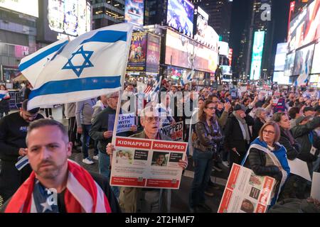 New York, USA, 19. Oktober 2023, am 19. Oktober 2023 versammelten sich Menschen zu einer Kundgebung auf dem Times Square, bei der die Hamas israelische Geiseln freiließ. Familienangehörige der von der Hamas festgenommenen Geiseln schlossen sich Politikern, Mitgliedern der israelischen Gemeinschaft und Unterstützern an, als sie die Freilassung der Männer, Frauen und Kinder forderten, die von der militanten Gruppe während ihres Angriffs am 7. Oktober entführt wurden. Die Veranstaltung, die vom israelisch-amerikanischen Rat (IAC) und anderen jüdischen Gemeindeorganisationen organisiert wurde, projizierte auch die Gesichter der Geiseln auf 15 Werbetafeln und zeigte Hologramme der h Stockfoto