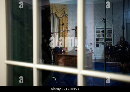 Washington, Vereinigte Staaten. Oktober 2023. US-Präsident Joe Biden spricht am 19. Oktober 2023 vom Oval Office des Weißen Hauses in Washington, DC. Quelle: Yuri Gripas/Pool über CNP/dpa/Alamy Live News Stockfoto