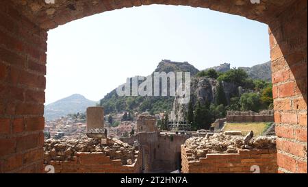 Blick vom griechischen Theater (Teatro Antico di Taormina) auf Taormina, Sizilien, Italien Stockfoto