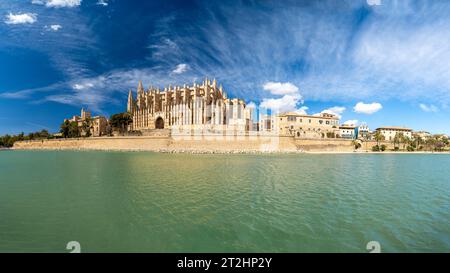 Panoramablick auf La Seu, eine gotische mittelalterliche Kathedrale von Palma de Mallorca in Spanien Stockfoto