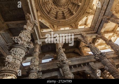 Decke im Ranakpur Tempel, Rajasthan Stockfoto