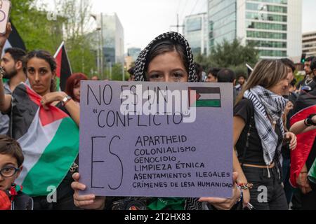 Santiago, Metropolregion, Chile. Oktober 2023. Mitglieder der Demonstration der Palästinensischen Gemeinschaft vor der israelischen Botschaft gegen seine Militäraktionen im Gazastreifen. Santiago, Chile. Oktober 2023. (Kreditbild: © Joshua Arguello/ZUMA Press Wire) NUR REDAKTIONELLE VERWENDUNG! Nicht für kommerzielle ZWECKE! Stockfoto