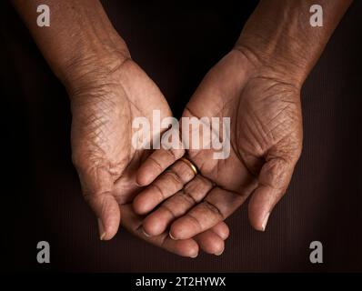 Öffnen Sie die Hände. Halten, geben, zeigen Konzept. Zerknitterte alte Hände bieten helfende Hand an. Stockfoto