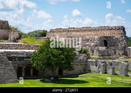Blick von hinter das Gebäude des Tempels der Masken, der sich in der archäologischen Zone von Kabah befindet und zur Puuc-Route im Yucatan Peni gehört Stockfoto