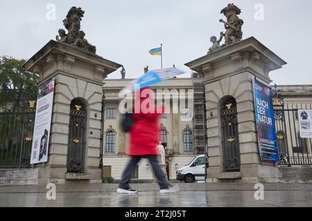 Berlin, Deutschland. Oktober 2023. Blick auf den Eingang zum Hauptgebäude der Humboldt-Universität zu Berlin. Der Hamas-Angriff auf Israel hat auch Auswirkungen auf die Berliner Universitäten gehabt. Der Krieg hat den meisten Besuchen von Studenten und Forschern aus Berlin ein abruptes Ende gesetzt und schafft auch für andere Projekte eine unsichere Zukunft. (Zu dpa 'Erasmus im Nahen Osten? Was ist mit Hochschulkontakten im Krisengebiet?“) Credit: Jörg Carstensen/dpa/Alamy Live News Stockfoto