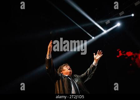 Buenos Aires, Argentinien. Oktober 2023. Der Präsidentschaftskandidat der Liberty Advances Koalition Javier Milei reagiert auf eine Wahlkampfkundgebung. Der argentinische Präsidentschaftskandidat Javier Milei von der Liberty Advances Koalition nimmt an der Abschlussveranstaltung seines Wahlkampfes vor den Präsidentschaftswahlen Teil. (Foto: Mariana Nedelcu/SOPA Images/SIPA USA) Credit: SIPA USA/Alamy Live News Stockfoto