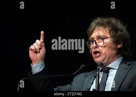 Buenos Aires, Argentinien. Oktober 2023. Der Präsidentschaftskandidat der Liberty Advances Koalition Javier Milei reagiert auf eine Wahlkampfkundgebung. Der argentinische Präsidentschaftskandidat Javier Milei von der Liberty Advances Koalition nimmt an der Abschlussveranstaltung seines Wahlkampfes vor den Präsidentschaftswahlen Teil. (Foto: Mariana Nedelcu/SOPA Images/SIPA USA) Credit: SIPA USA/Alamy Live News Stockfoto