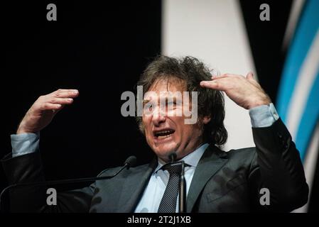 Buenos Aires, Argentinien. Oktober 2023. Der Präsidentschaftskandidat der Liberty Advances Koalition Javier Milei reagiert auf eine Wahlkampfkundgebung. Der argentinische Präsidentschaftskandidat Javier Milei von der Liberty Advances Koalition nimmt an der Abschlussveranstaltung seines Wahlkampfes vor den Präsidentschaftswahlen Teil. (Foto: Mariana Nedelcu/SOPA Images/SIPA USA) Credit: SIPA USA/Alamy Live News Stockfoto