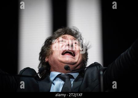 Buenos Aires, Argentinien. Oktober 2023. Der Präsidentschaftskandidat der Liberty Advances Koalition Javier Milei spricht während einer Wahlkampfkundgebung. Der argentinische Präsidentschaftskandidat Javier Milei von der Liberty Advances Koalition nimmt an der Abschlussveranstaltung seines Wahlkampfes vor den Präsidentschaftswahlen Teil. (Foto: Mariana Nedelcu/SOPA Images/SIPA USA) Credit: SIPA USA/Alamy Live News Stockfoto