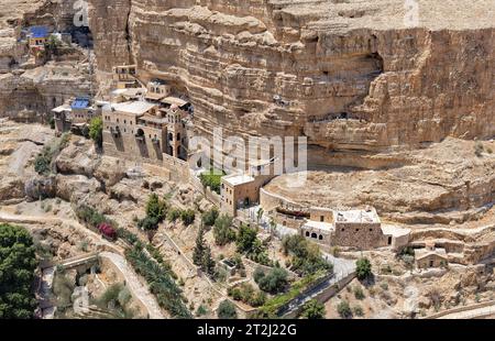 Judäische Wüste, Israel - 12. August 2023: St. Das griechisch-orthodoxe Georgskloster ist ein Kloster in der Judäischen Wüste Wadi Qelt im östlichen Westen Stockfoto