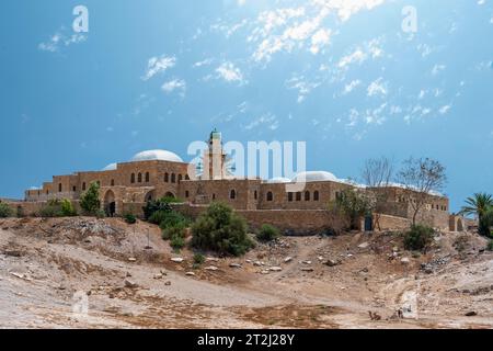 Judäische Wüste, Israel - 12. August 2023: Die Moschee von Nabi Musa, Nabi Musa El-Bariyah. Nach dem Islam, die heilige Grabstätte des Propheten Mose Stockfoto