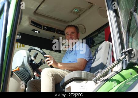 Kiew, Ukraine. September 2023. Dietrich Treis, Geschäftsführer des deutschen Landwirtschaftsunternehmens UIFK Agro in der Ukraine, sitzt am Lenkrad eines seiner Traktoren. Quelle: Friedemann Kohler/dpa/Alamy Live News Stockfoto