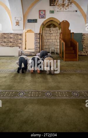 Jerusalem, Israel, 12. August 2023: Männer beten innerhalb des muslimischen Schreins – dem Komplex des Grabes des Propheten Moses auf dem alten muslimischen Friedhof Stockfoto