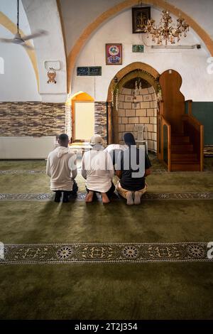 Jerusalem, Israel, 12. August 2023: Männer beten im muslimischen Heiligtum des Grabes des Propheten Mose in der judäischen Wüste bei Jerusalem, Isra Stockfoto