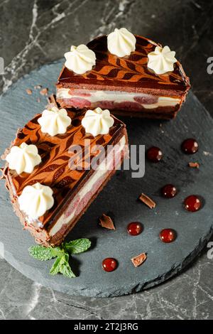 Kirschtorte aus schwarzem Wald mit genuesischem Schokoladenschwamm, cremiger Ganache, glänzender dunkler Schokoladenglasur und Chantilly-Creme. Stockfoto