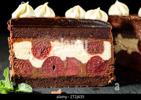 Kirschtorte aus schwarzem Wald mit genuesischem Schokoladenschwamm, cremiger Ganache, glänzender dunkler Schokoladenglasur und Chantilly-Creme. Stockfoto