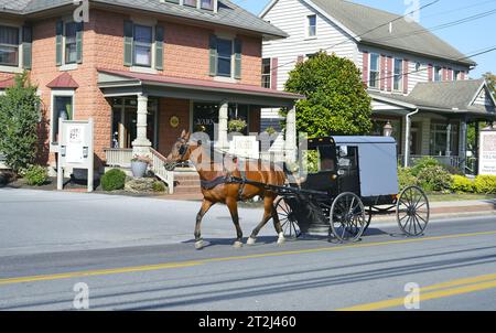 Amish-Kutschfahrt in Bird in Hand, einer landwirtschaftlichen Gemeinde im Lancaster County, Pennsylvania. (USA Stockfoto