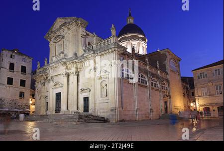 Die Kathedrale Himmelfahrt in der Abenddämmerung in der Altstadt von Ragusa (Dubrovnik), einem der bekanntesten Touristenziele am Mittelmeer Stockfoto