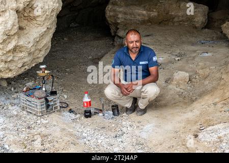 Totes Meer, Israel - 12. August 2023: Ein Kurde bewacht die Fluor-Höhle, Sodom-Höhle, Sodom-Berg, Israel am Toten Meer, Judäische Wüste, Israel. Stockfoto