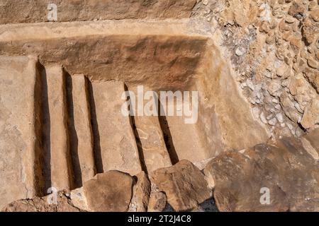 Qumran, Israel - 13. August 2023: Treppe zu einem rituellen Bad, Qumran, nahe dem Toten Meer, wo die Schriftrollen des Toten Meeres gefunden wurden, in der Judäischen Wüste, ISR Stockfoto