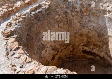 Qumran, Israel - 13. August 2023: Erste Tempelzisterne, Qumran, nahe dem Toten Meer, wo die Schriftrollen des Toten Meeres gefunden wurden, Judäische Wüste, Israel. Stockfoto