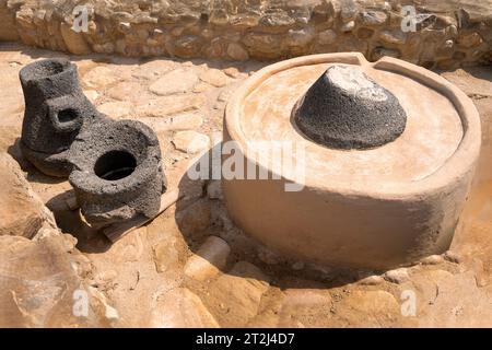 Qumran, Israel - 13. August 2023: Ruinen in der antiken Stadt Qumran, nahe dem Toten Meer, Judäische Wüste, Israel, wo die Schriftrollen vom Toten Meer gefunden wurden Stockfoto