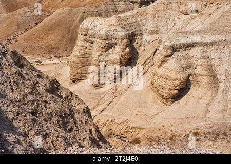 Qumran, Israel - 13. August 2023: Höhle des Toten Meeres Schriften, Qumran-Höhle 4, bei den Ruinen von Khirbet Qumran in der judäischen Wüste Israels in der Nähe der Stockfoto