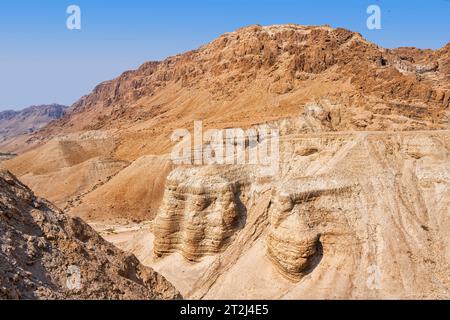 Qumran, Israel – 13. August 2023: Höhle 4, eine der Höhlen, in denen Schriftrollen aus dem Toten Meer in Khirbet Qumran gefunden wurden Stockfoto