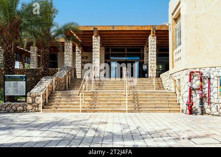 Qumran, Judäische Wüste, Israel - 13. August 2023: Eingangsgebäude zum Naturschutzgebiet Wadi Qumran, wo die Schriftrollen des Toten Meeres gefunden wurden. Stockfoto