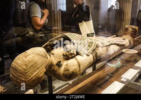 Louvre. Ägyptische Mumie im Louvre, Paris, Frankreich. Louvre Ägyptische Galerie. Louvre Mumie. Stockfoto