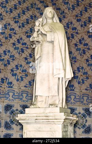 Ein Kerem, Israel - 12. August 2023: Statue des Engels und Zacharias in der Kirche St. Johannes der Täufer, ein Wallfahrtsort in der Nähe von Jerusalem. Accord Stockfoto