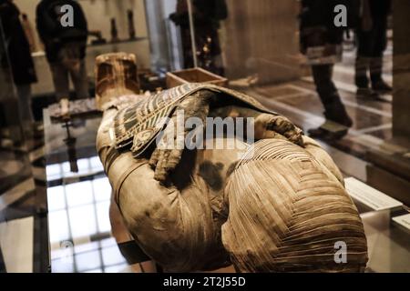 Ägyptische Mumie im Louvre, Paris, Frankreich. Louvre Ägyptische Galerie. Louvre Mumie. Stockfoto