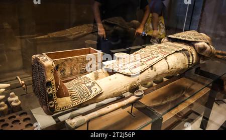 Louvre Museum. Ägyptische Mumie im Louvre, Paris, Frankreich. Louvre Ägyptische Galerie. Louvre Mumie. Stockfoto