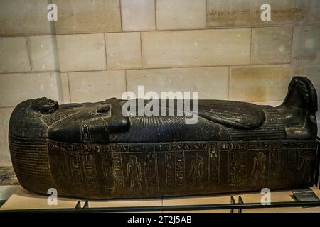 Louvre ägyptischer Sarg. Ägyptischer Sarkophag im Louvre, Paris, Frankreich. Stockfoto